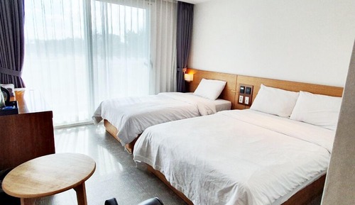 Habitación superior con 2 camas individuales, vistas al jardín