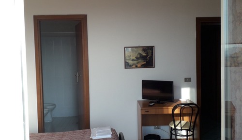 Habitación básica con 1 cama doble o 2 individuales, accesible para personas con discapacidad