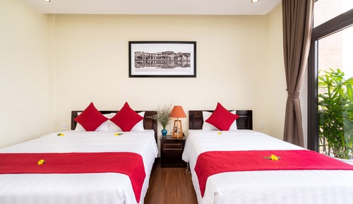 Habitación triple Deluxe, varias camas, balcón, vistas al río