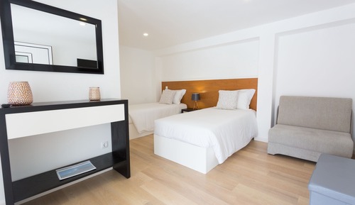 Habitación económica con 1 cama doble o 2 individuales, baño privado, planta baja (5)
