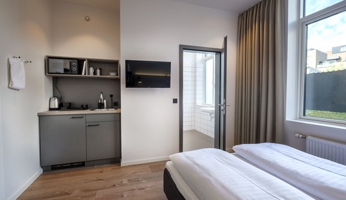 Estudio, 1 cama de matrimonio, cocina básica, vistas a la ciudad
