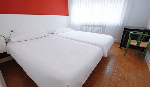 Habitación con 2 camas individuales, baño privado