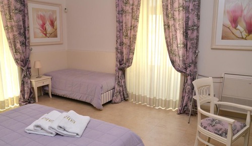 Habitación triple, balcón (Lilla)