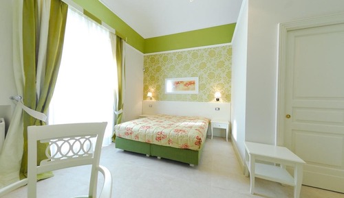 Habitación triple, balcón (Verde)
