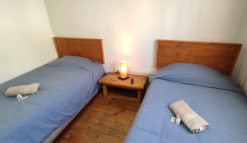 Habitación básica con 2 camas individuales
