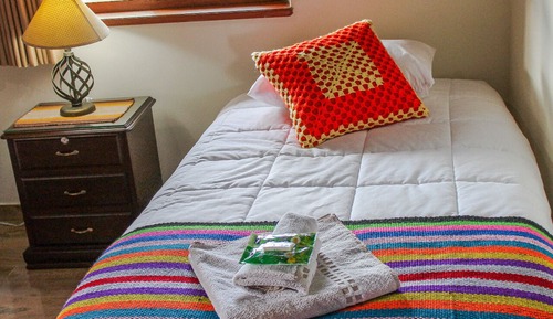 Habitación básica con 2 camas individuales