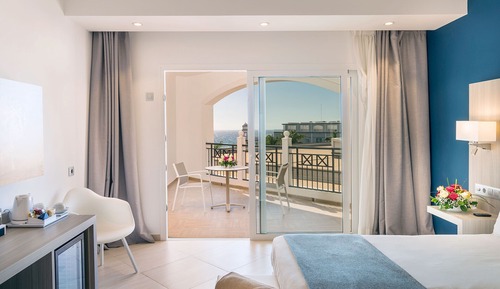 Habitación doble, vistas parciales al mar