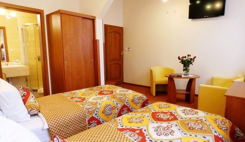 Habitación con 1 cama doble o 2 individuales, cocina básica