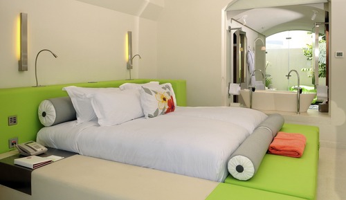 Suite, varias camas, terraza, vistas al jardín (SO Suite -Sea Facing)