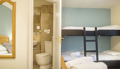 Suite, baño privado (Double and 1 Bunk Bed)