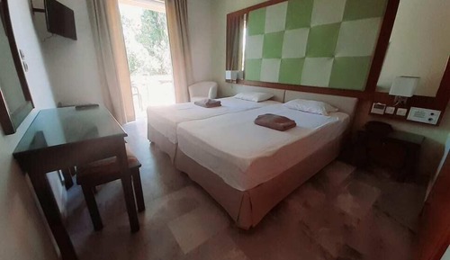 Habitación Confort con 1 cama doble o 2 individuales, no fumadores, vistas a la colina