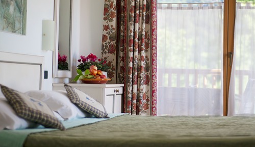 Habitación clásica con 1 cama doble o 2 individuales, balcón, junto a la montaña