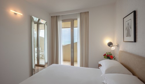 Habitación Deluxe doble, 1 cama de matrimonio, no fumadores, vistas parciales al mar