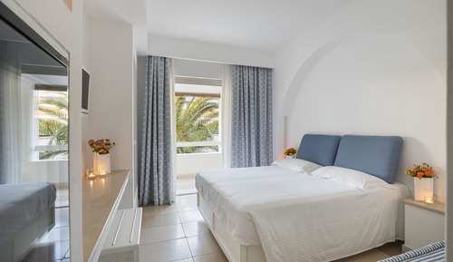 Habitación superior con 1 cama doble o 2 individuales, vistas al jardín