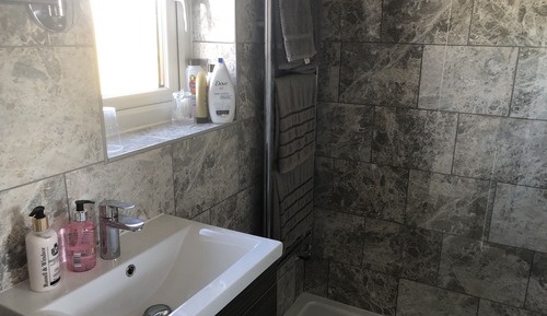 Habitación con 2 camas individuales, baño privado