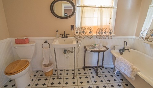 Habitación triple, baño privado (First Floor Suite)