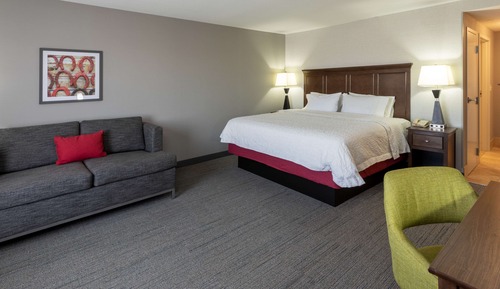 Estudio con cama matrimonial grande