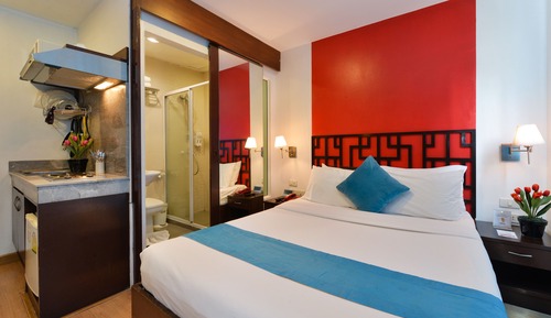 Deluxe Room Queen Bed with Window
