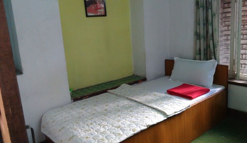 Habitación básica con 2 camas individuales