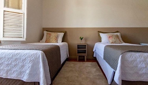 Habitación básica con 2 camas individuales