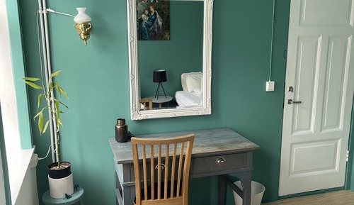 Habitación básica con 1 cama doble o 2 individuales, baño compartido