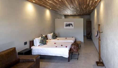 Habitación Confort con 1 cama doble o 2 individuales, 1 cama de matrimonio grande con sofá cama