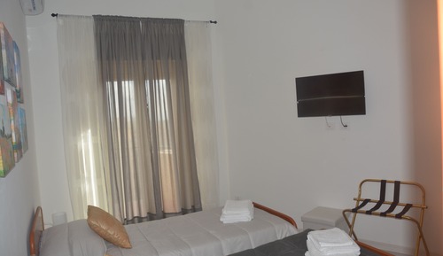 Habitación Confort con 2 camas individuales, baño compartido, vistas a la ciudad