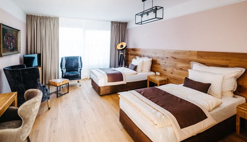 Habitación superior con 1 cama doble o 2 individuales (11 & 12 & 13)