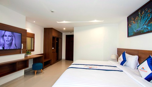 Habitación superior, vistas parciales al mar