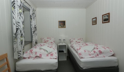 Habitación con 2 camas individuales, baño compartido (Small)