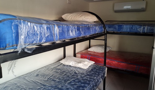 Dormitorio compartido básico, dormitorio mixto, baño compartido