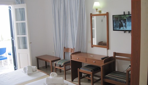 Apartamento estándar, 3 camas individuales, balcón, vistas parciales al mar