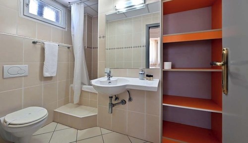 Habitación básica con 2 camas individuales