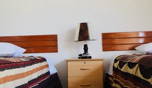 Habitación básica con 2 camas individuales