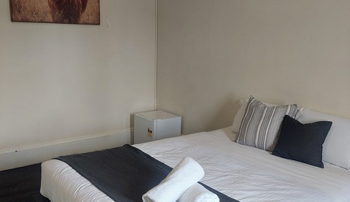 Habitación doble, 1 cama de matrimonio, baño compartido