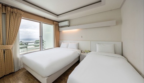 Habitación superior con 2 camas individuales, vistas al mar