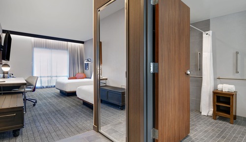 Habitación, 2 camas de matrimonio (Mobility Accessible, Roll-in Shower)