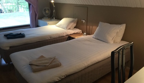 Habitación básica con 1 cama doble o 2 individuales, baño compartido
