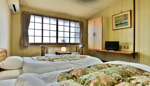 Habitación básica con 2 camas individuales