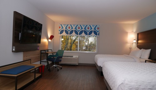 Habitación, 2 camas de matrimonio (Mobility & Hearing, Roll-In Shower)