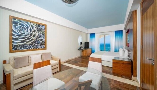 Altitude Junior Suite Ocean Front King
