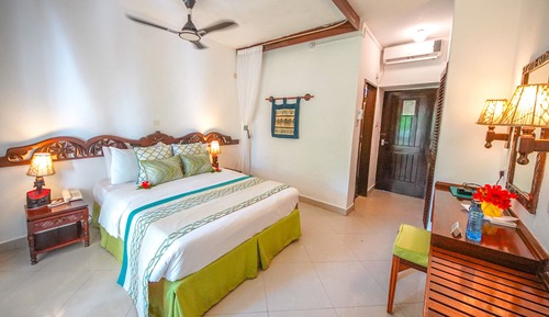 Habitación con 1 cama doble o 2 individuales, vistas al jardín