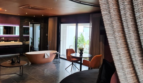 Suite romántica, 1 cama de matrimonio grande, terraza, en la zona del jardín