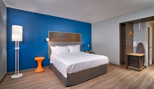 Habitación, 1 cama de matrimonio grande, accesible para personas con discapacidad (Roll-In Shower)