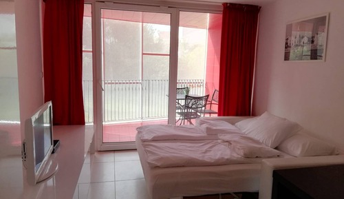 Estudio, varias habitaciones, balcón, vistas al jardín