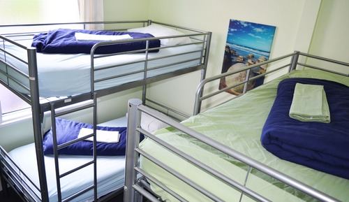 Dormitorio compartido básico, solo para hombres, baño compartido