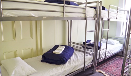 Dormitorio compartido básico, solo para mujeres, baño compartido