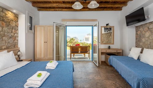 Habitación triple superior, 1 habitación, vistas parciales al mar