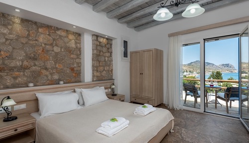 Habitación triple superior, 1 habitación, vistas parciales al mar