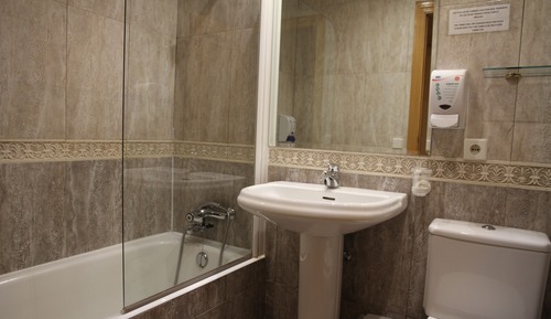 Habitación triple económica, baño privado